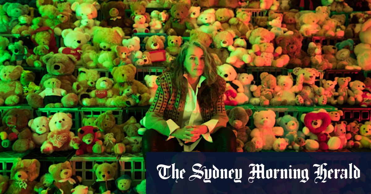 Hundreds of teddies make a show-stopping work of art in Natalie Thomas' exhibition Stage Fright - Vimarsana News