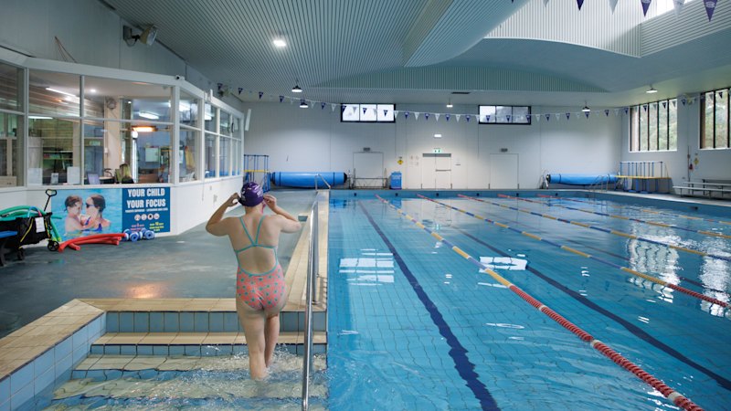 Leaking pool in Bass electorate highlights hyper-local issues ahead of Victoria election