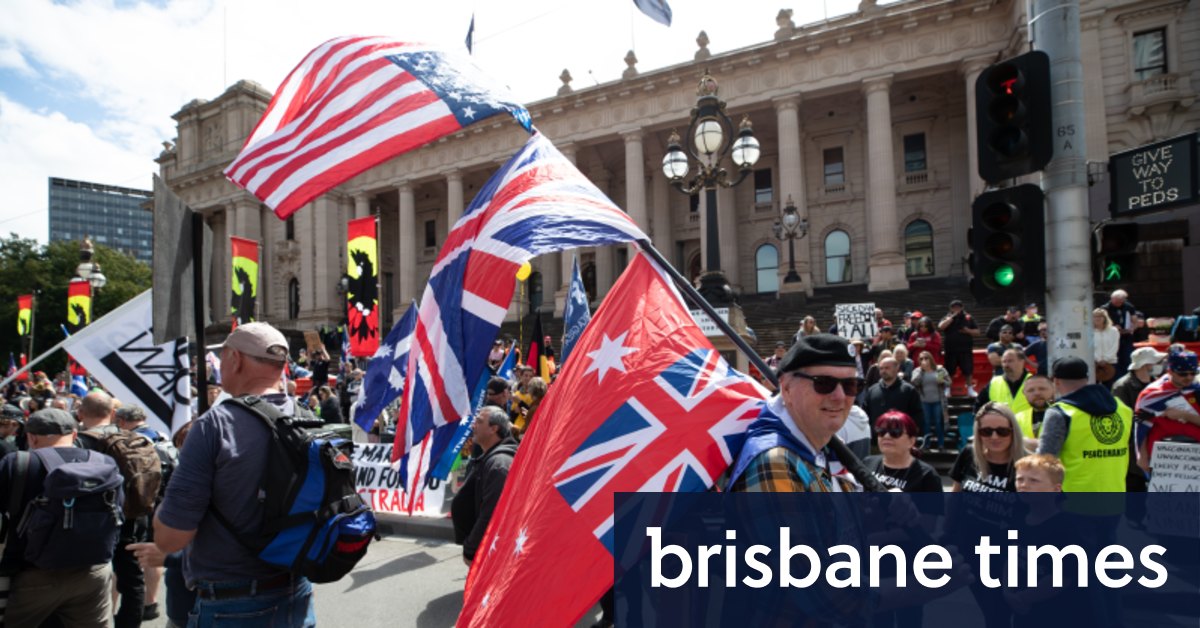 Ribuan orang turun ke CBD Melbourne dalam protes hukum pandemi dan demonstrasi tandingan yang terpisah