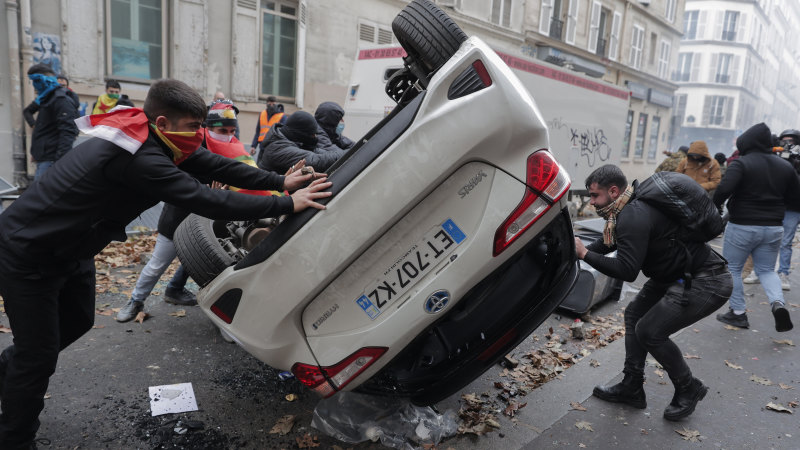 Paris protests over Kurdish deaths turn violent