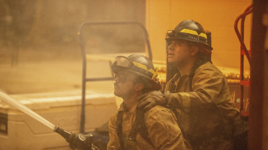 Firefighters team up to battle the Eaton Fire Wednesday, Jan. 8, 2025 in Altadena, Calif. (AP Photo/Ethan Swope)