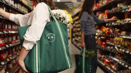 Following success in the UK, luxury designer Anya Hindmarch’s reusable shopping bags will launch in Australia at Woolworths stores on March 18. 