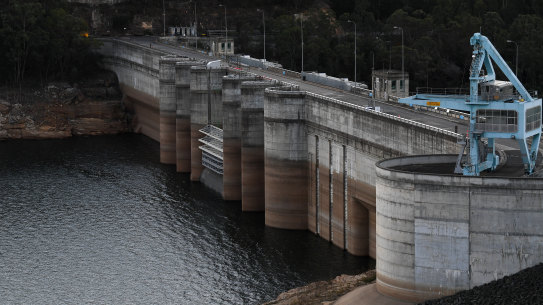 The NSW government's plan to raise the height of Warragamba Dam by 14 metres has generated concern at a World Heritage Committee meeting in Azerbaijan. 