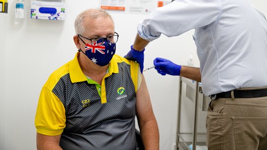 The Prime Minister receives his vaccine. 