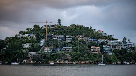 Toxic waste from Sydney’s Middle Harbour will be shipped to Newcastle under a government plan.