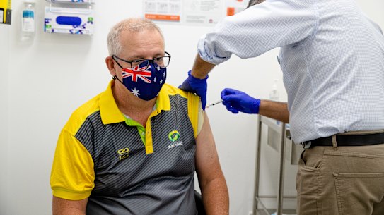 The Prime Minister receives his vaccine. 