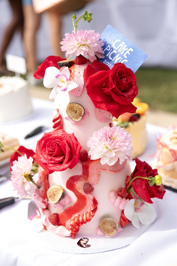 Elisa Sunga encourages attendees to get creative with their cakes.