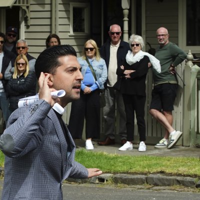 Owner-occupiers triumph over investor to buy Kingsville house for $1,455,000