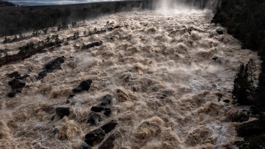 Hundreds of thousands of megalitres being released from Wyangala Dam, impacting the Lachlan Valley district.