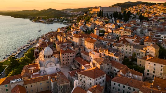 A bela e antiga cidade portuária de Sibenik, Croácia.