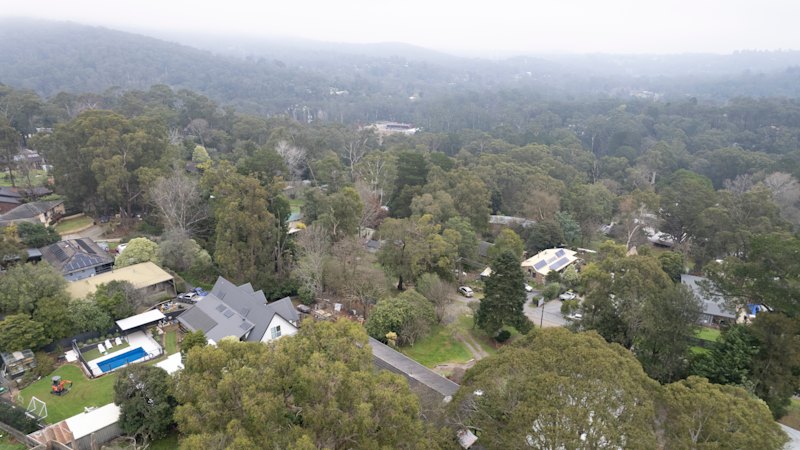 Mount Evelyn attracts visitors with charm amid traffic and fire threats (australia) — SMH