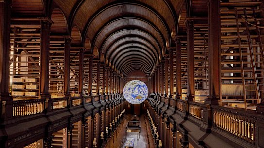 A Long Room do Trinity College, com “Gaia” ao longe.
