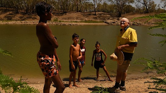 Kevin Knight, Barkandji elder (right) talks to Indigenous youth from Bourke, Laithan Rocher 12 (left), Aaron McKellar 12 (2nd from left), Sharika McKellar 13 (3rd from left) and Shekia Edwards 12 (2nd from right) about the significance of the Darling River to indigenous communities.