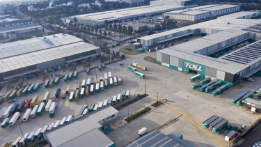 Przyczepy z nieużywanymi ładunkami w magazynie East Bay Company.