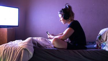 A study has found very high social media use is linked to poor sleep in teenagers.