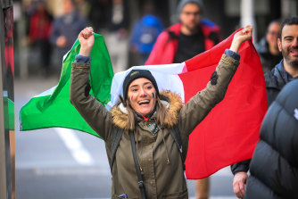 È consuetudine che molti si rechino a Lygon Street per guardare le partite.