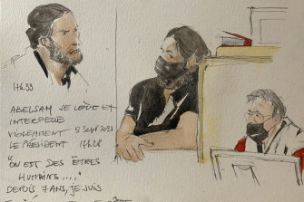 這張法庭草圖顯示了主要被告人薩拉赫·阿卜杜斯拉姆（Salah Abdeslam）（左）和黑衣人（中），以及法院院長讓-路易斯·佩里斯（右），他們在為 2015 年襲擊案審判而建造的特別法庭上。