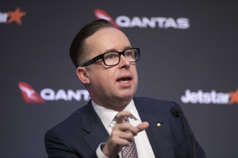 Szef Qantas Alan Joyce.  Linia lotnicza twierdzi, że pandemia będzie kosztować 16 miliardów dolarów utraconych dochodów do połowy tego roku.