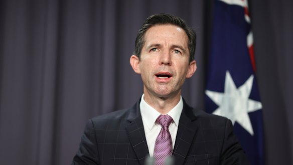 Simon Birmingham said the government will organise a further 20 repatriation flights. 