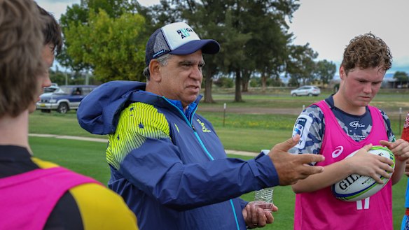 Glen Ella speaking to rugby players in Bathurst.
