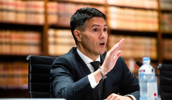 NSW Customer Service Minister Victor Dominello says the gambling industry should be in charge of developing a cashless poker machine card, not government. 