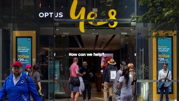 Customers line up outside an Optus shopfront during a countrywide network outage last week.