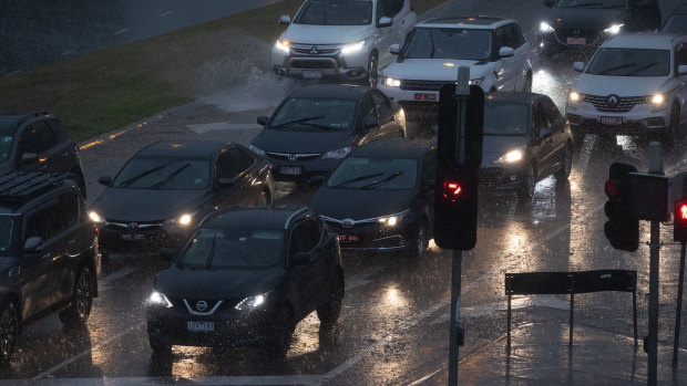 Motorists move through the storm on the Nepean Highway in Moorabbin. 