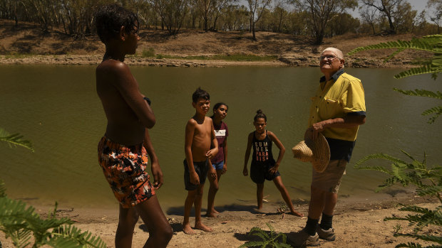 Barkandji elder Kevin Knight, right, talks to Indigenous youths from Bourke, Laithan Rocher, 12, Aaron McKellar, 12, Sharika McKellar, 13, and Shekia Edwards, 12, about the significance of the Darling River to Indigenous communities.
