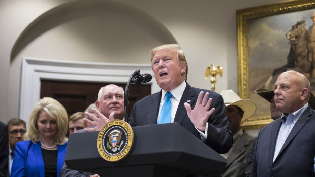 Trump's new $US16 billion aid package for farmers raises the federal government's bill for the trade war, but isn't easing the market's concerns about damage to the US economy. 