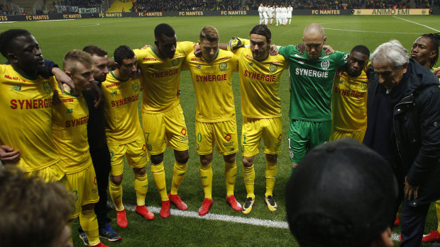 Nantes coach Vahid Halilhodzic (second right) and his players pay tribute to Emiliano Sala before the game.