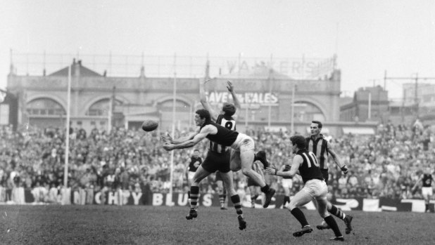 Serge Silvagni marks against Hawthorn in 1967.