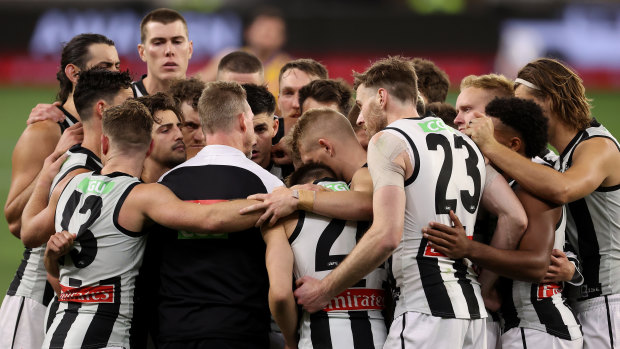 Nathan Buckley addresses the players at three-quarter-time. 