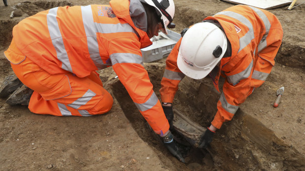 Workers remove artefacts from Matthew Flinders' grave in London.