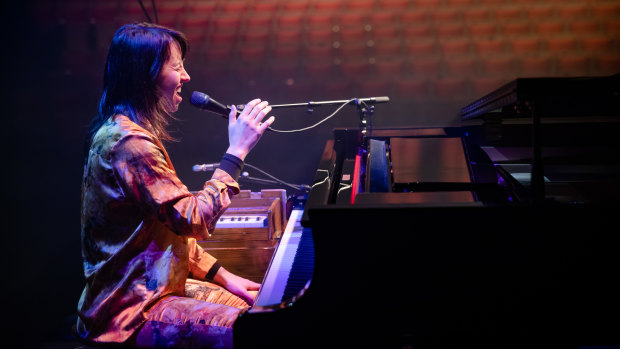 Gordi bore her soul at the piano.