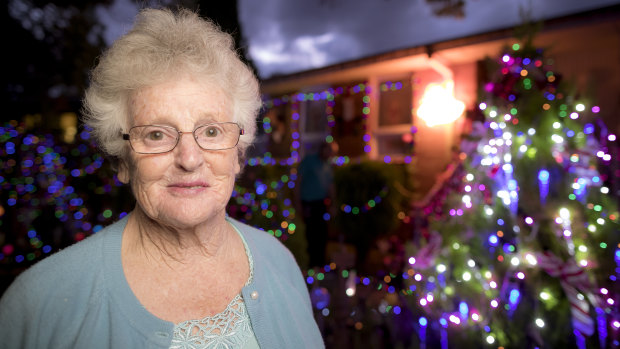 Seventy-seven-year-old Bev Lucas has put up Christmas lights around her Chifley home as a promise to her 73-year-old sister Valma. 