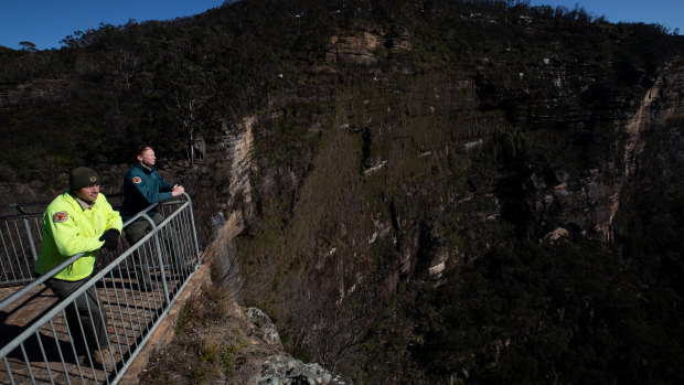 Jon Darragh and Shaun Elwood from the NSW National Parks and Wildlife Service are working to upgrade fire-damaged walking tracks.