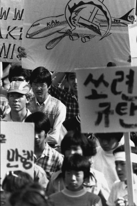 A march from Hyde Park to the Soviet embassy in Woollahra to protest against the shooting down of the Korean plane.