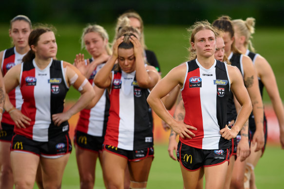 Dejected St Kilda players leave the field.