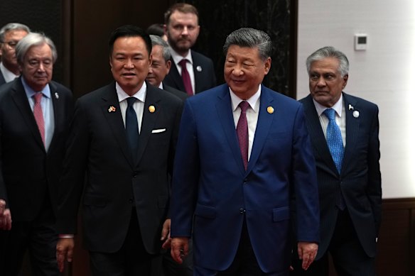 (a sinistra) il segretario generale delle Nazioni Unite António Guterres, il primo ministro thailandese Anutin Charnvirakul, il presidente cinese Xi Jinping e il vice primo ministro pakistano Mohammad Ishaq Dar arrivano per una foto di gruppo prima della cerimonia di apertura della Conferenza mondiale sull'intelligenza artificiale.