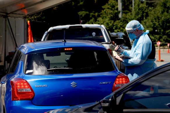 Motorists queue at the COVID-19 drive-through testing clinic on Mulgoa Road, Penrith, on Thursday.