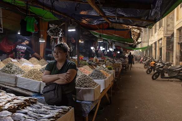 “I know breathing in this toxic air is bad for my health,” said Elisabet, who runs a market stall in Pontianak. “But I cannot afford to stay home.”