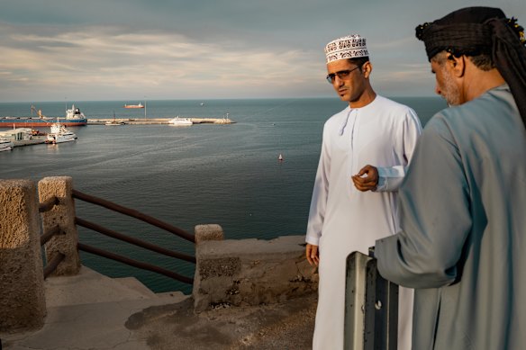 La gente del posto visita Muscat Anchorage in Oman, vicino allo stretto di Hormuz, il 30 marzo.