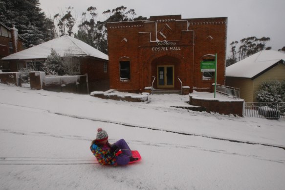 Katoomba was in lockdown on Saturday morning after one of the largest snow dumps in the last decade closed the Great Western Highway.