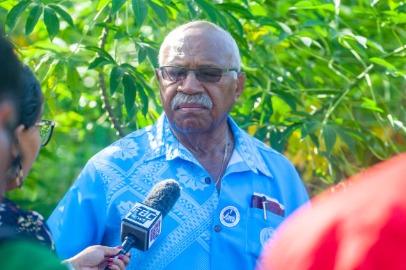Halk İttifakı partisi lideri Sitiveni Rabuka, Suva'da oy kullandıktan sonra.