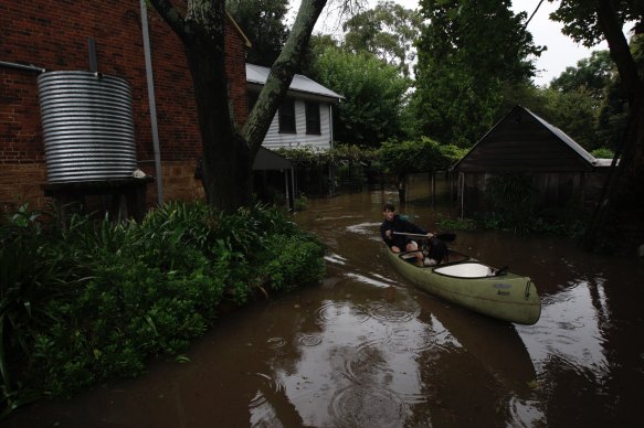 Scenes from Windsor today as families evacuate. 