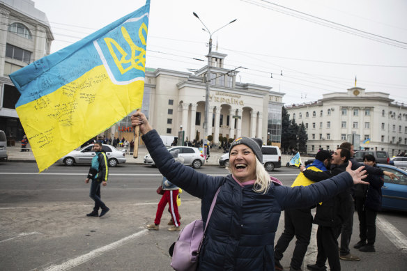 Ukrainians gather in Kherson to celebrate Ukraine recapturing their city.