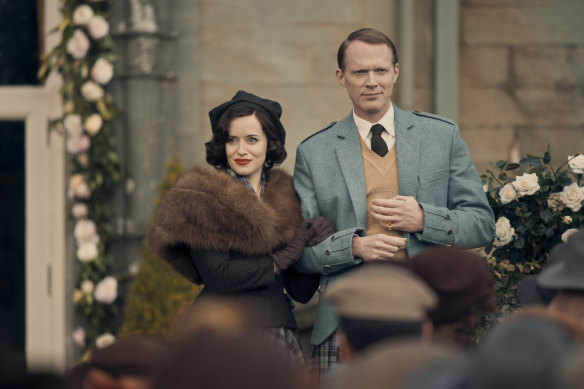 The Duchess of Argyll (Claire Foy) with Paul Bettany as Ian Douglas Campbell, the 11th Duke of Argyll.