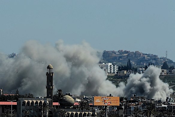 Il fumo si alza dopo gli attacchi israeliani a Tiro in Libano.