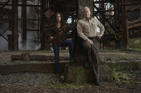 Maura Tierney as Grace Poe and Jeff Daniels as Del Harris in American Rust.