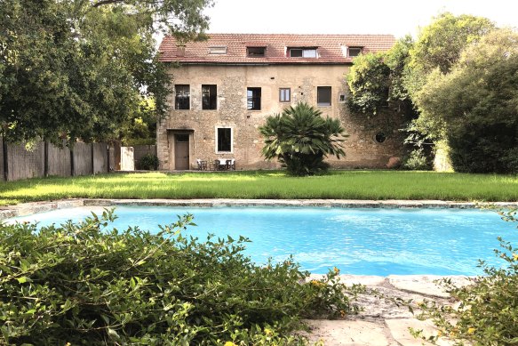 Metohi Kindelis is an intimate hotel and a picturesque orchard just three kilometres from town.